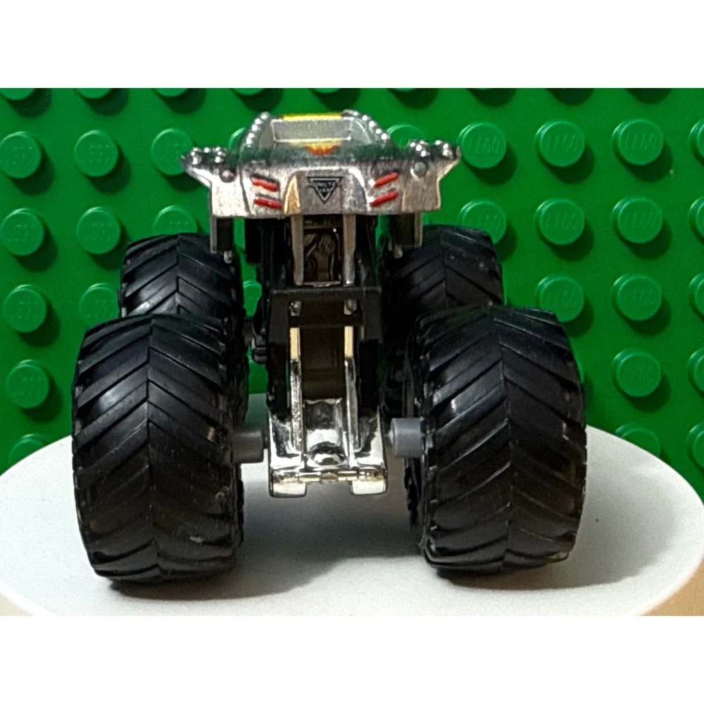 Monster Jam Max-D Maximum Destruction Silver 1:64 Die-Cast Monster Truck BKT